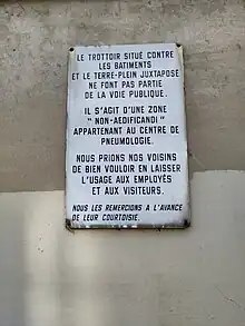 Plaque dans une rue utilisant le mot non aedificandi